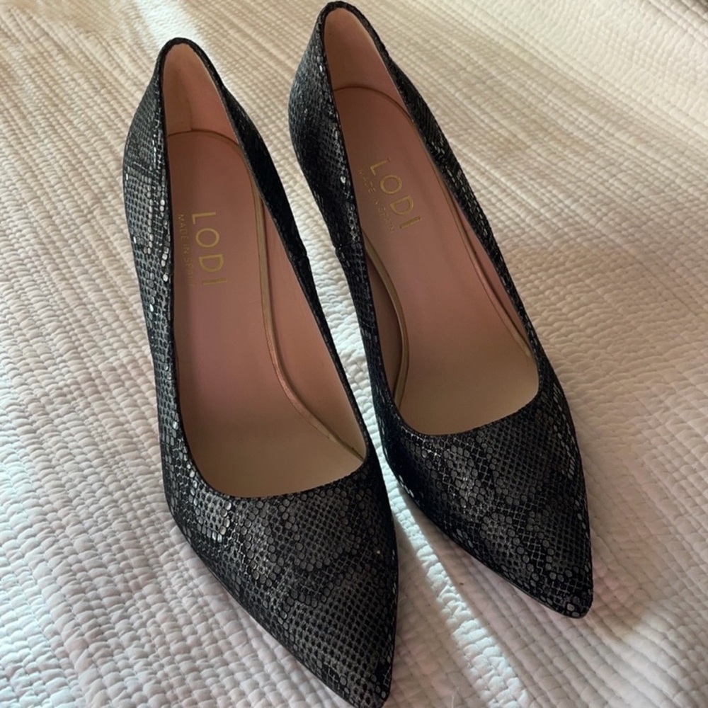 Lodi NWOT velvet/suede snakeskin print pumps